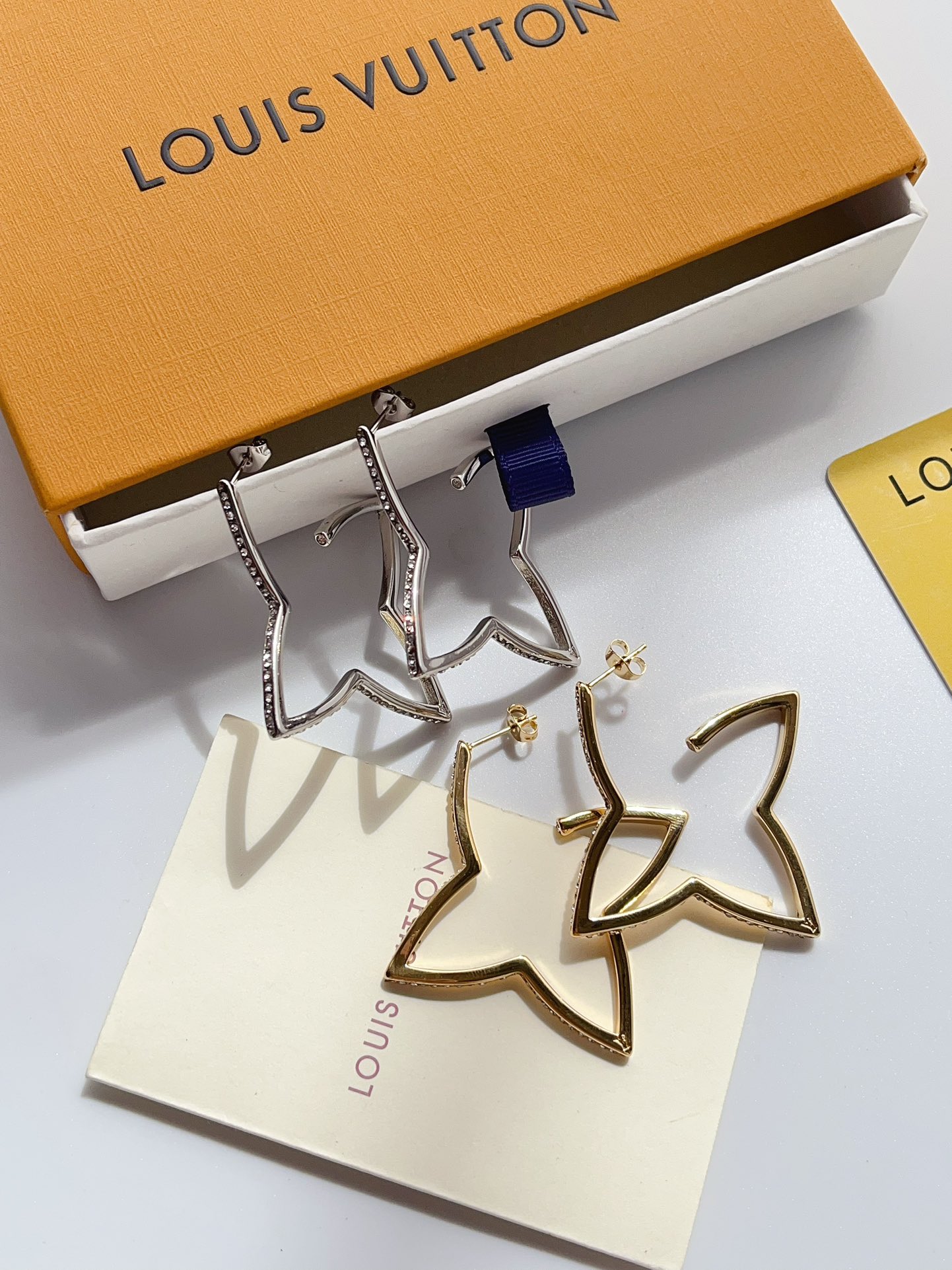 A1093 LV earrings