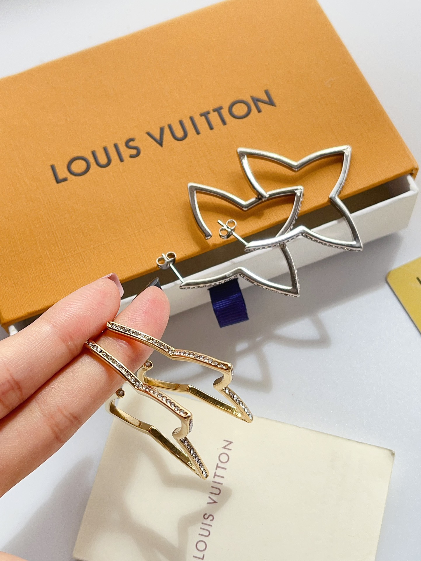 A1093 LV earrings