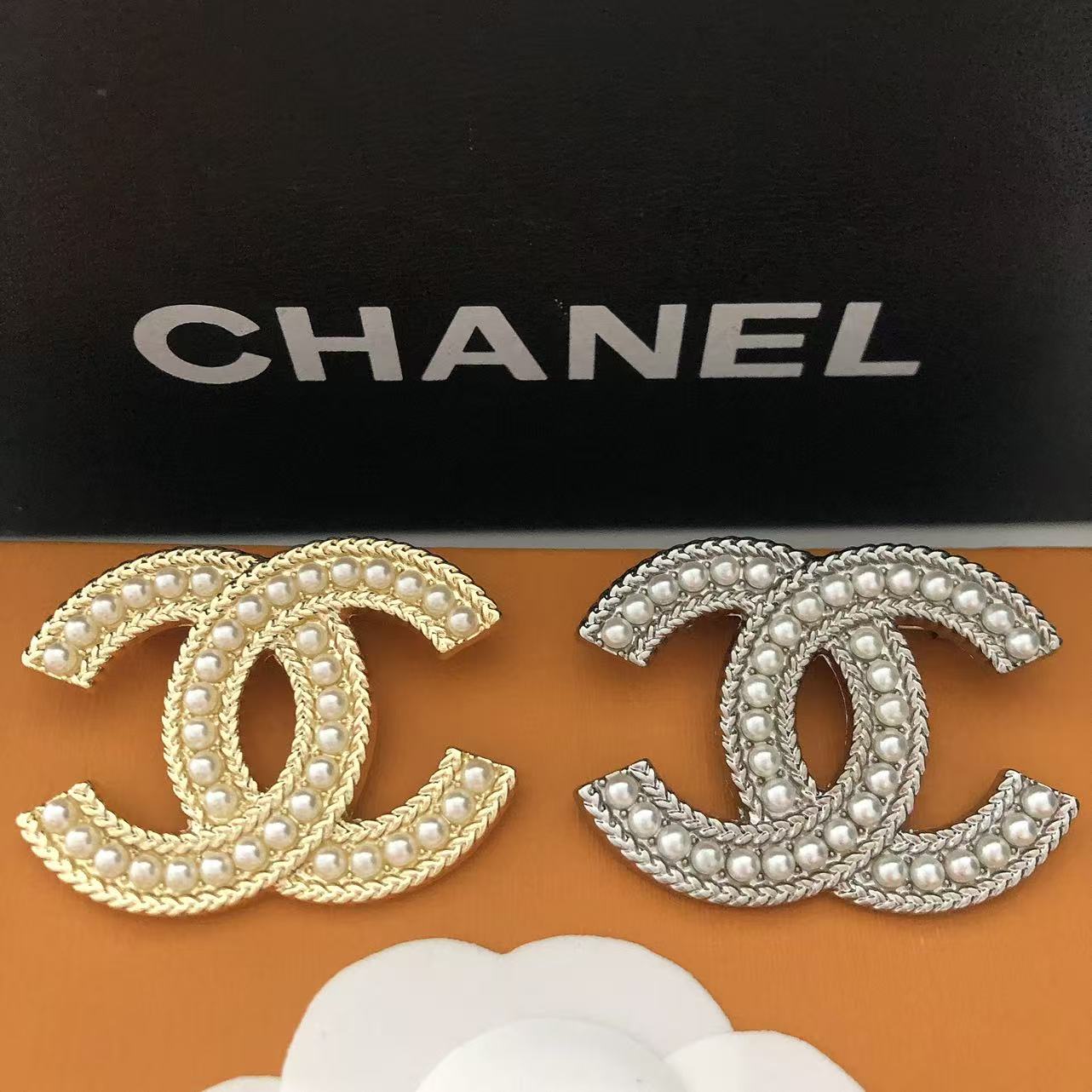 Chanel pearls CC brooch 116397