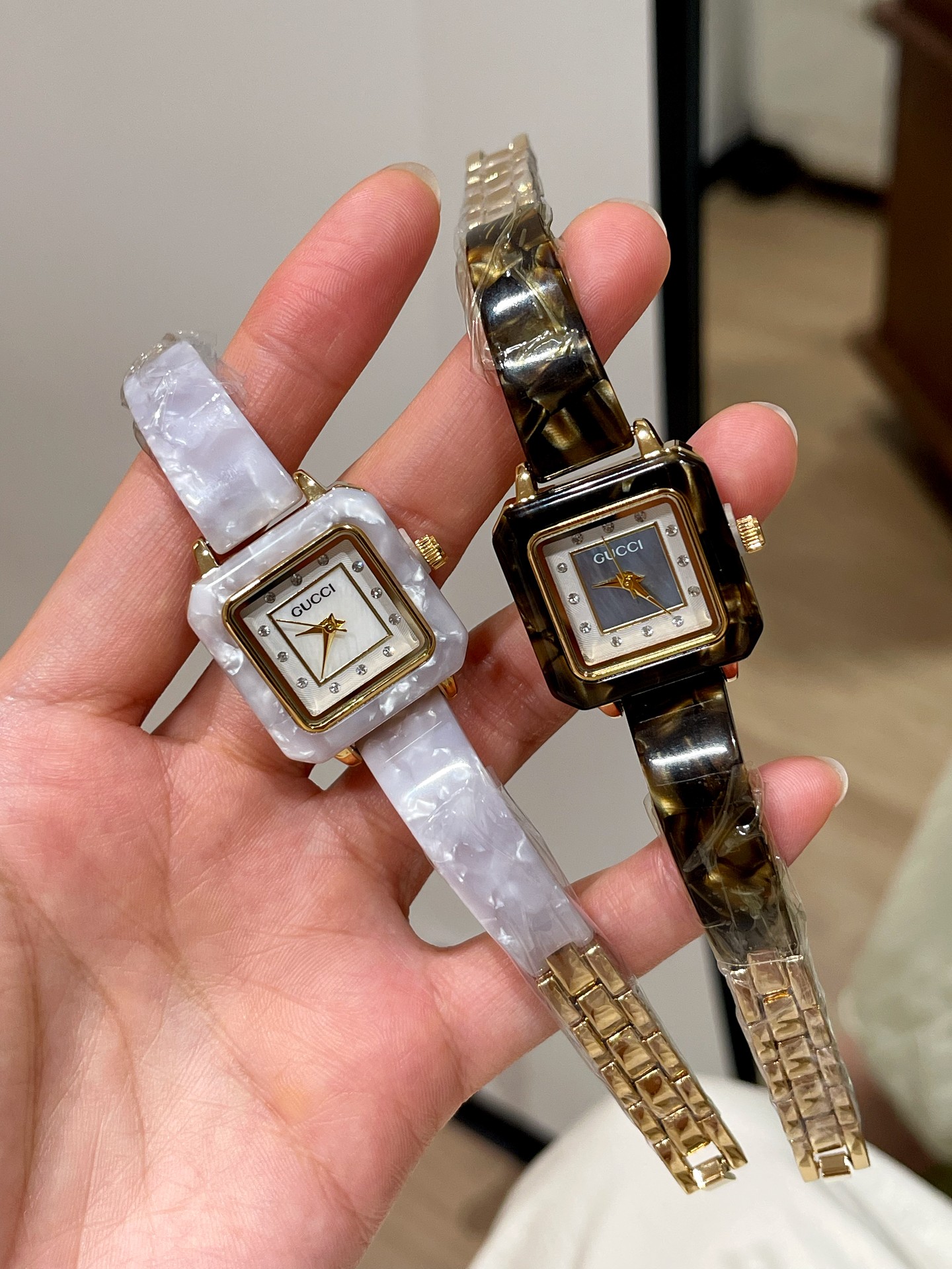 Gucci women square resin quartz watch 116399