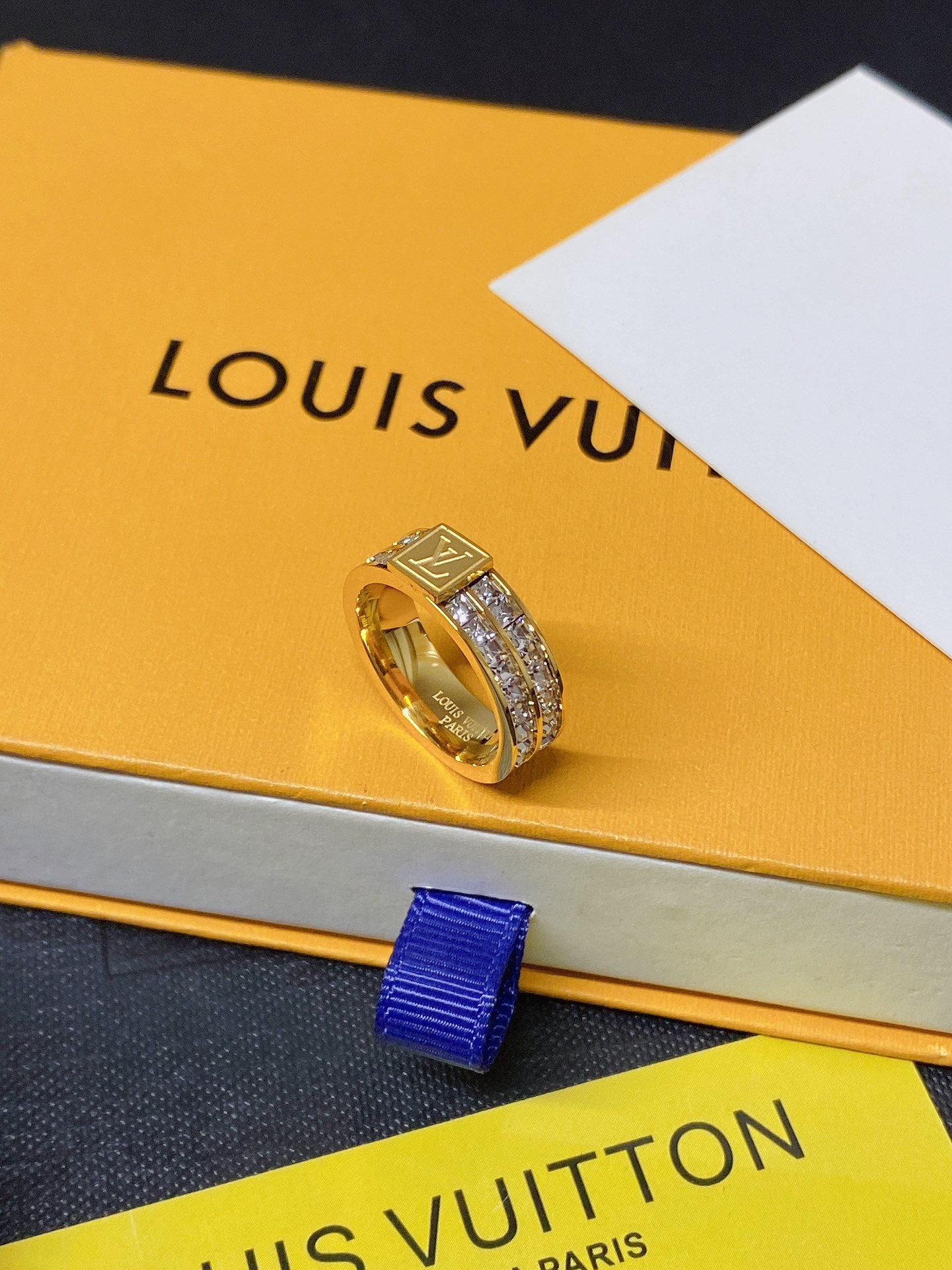 J138 LV Crystal ring