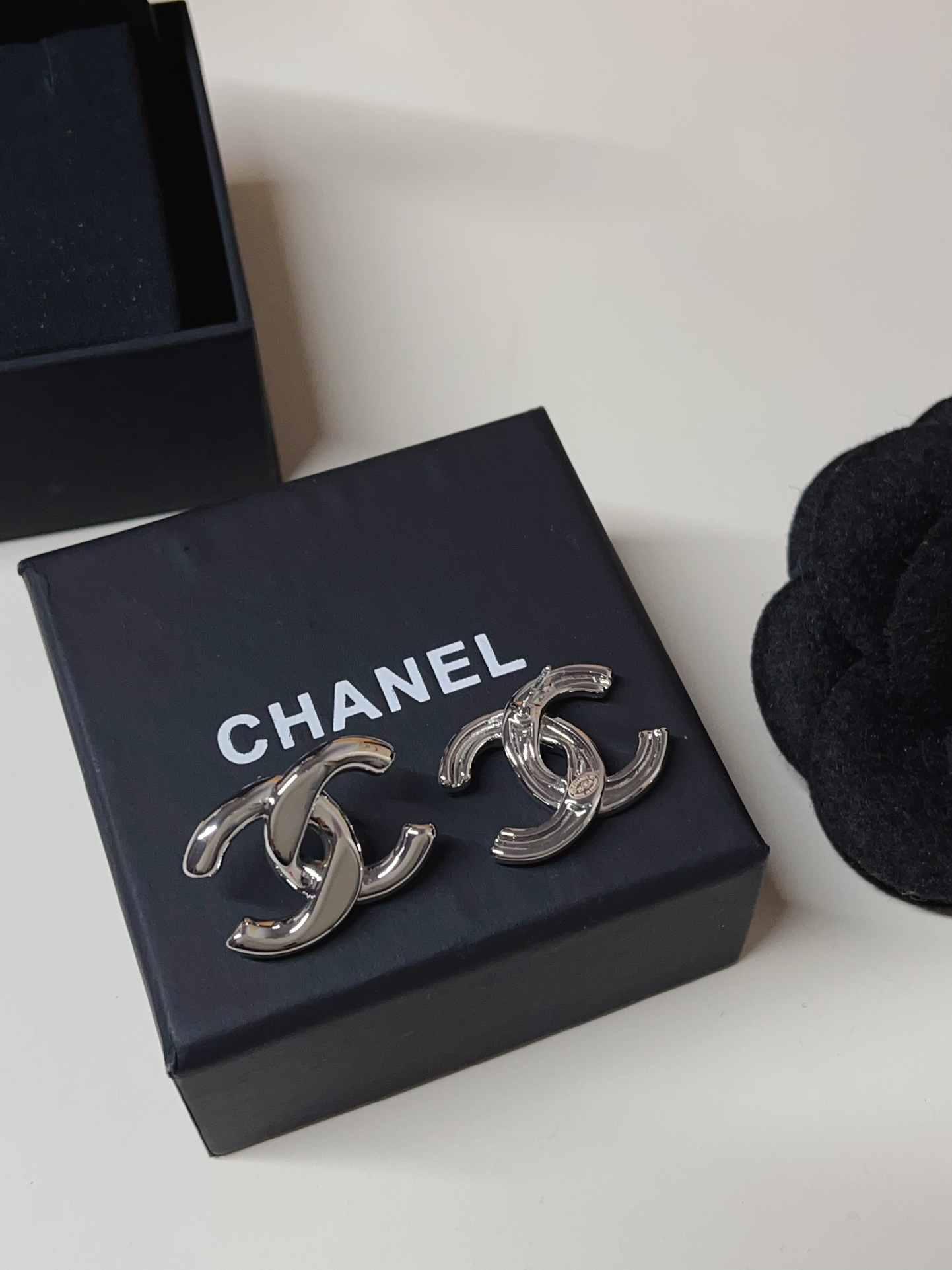 A1144 Chanel silver CC earrings