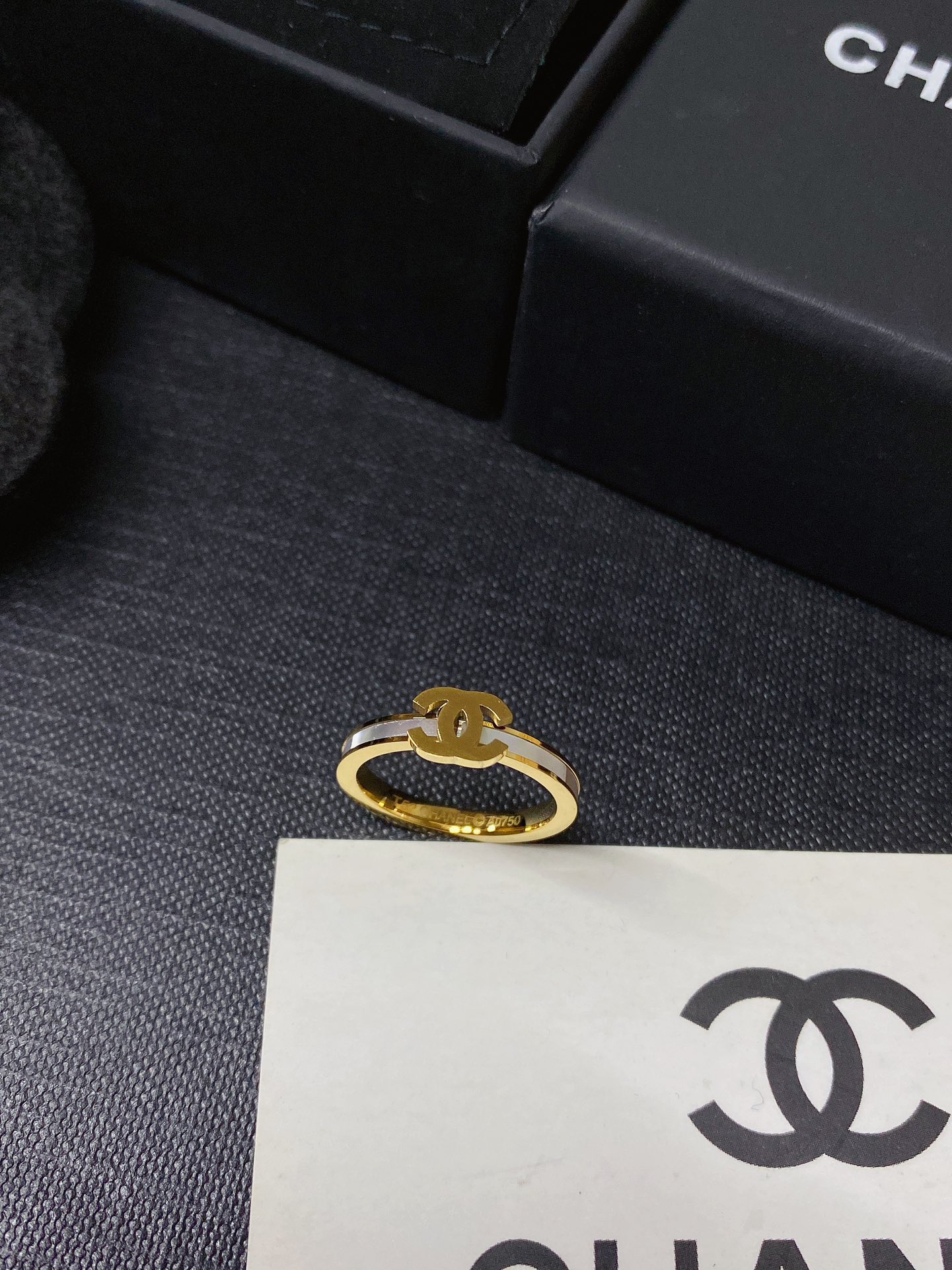 J136 Chanel CC ring