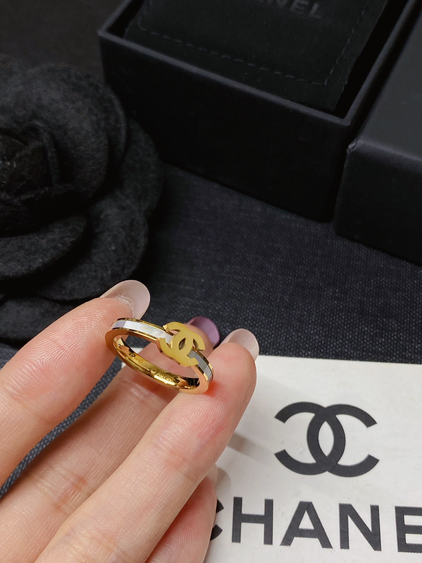 J136 Chanel CC ring