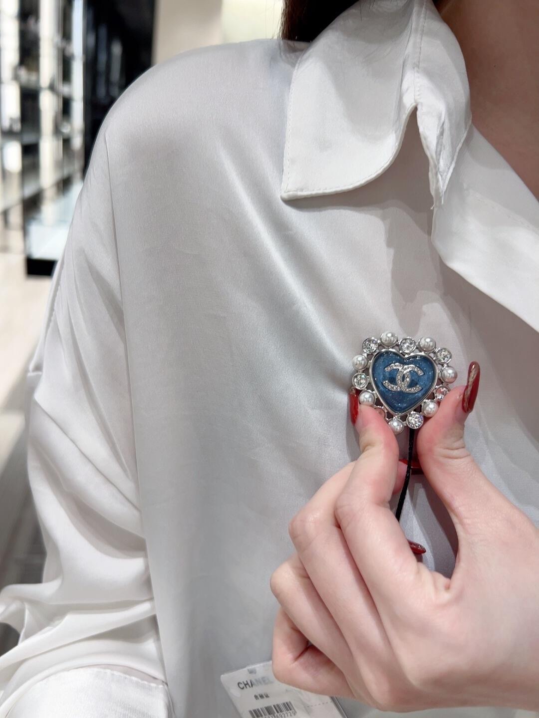 D184 Chanel blue heart brooch