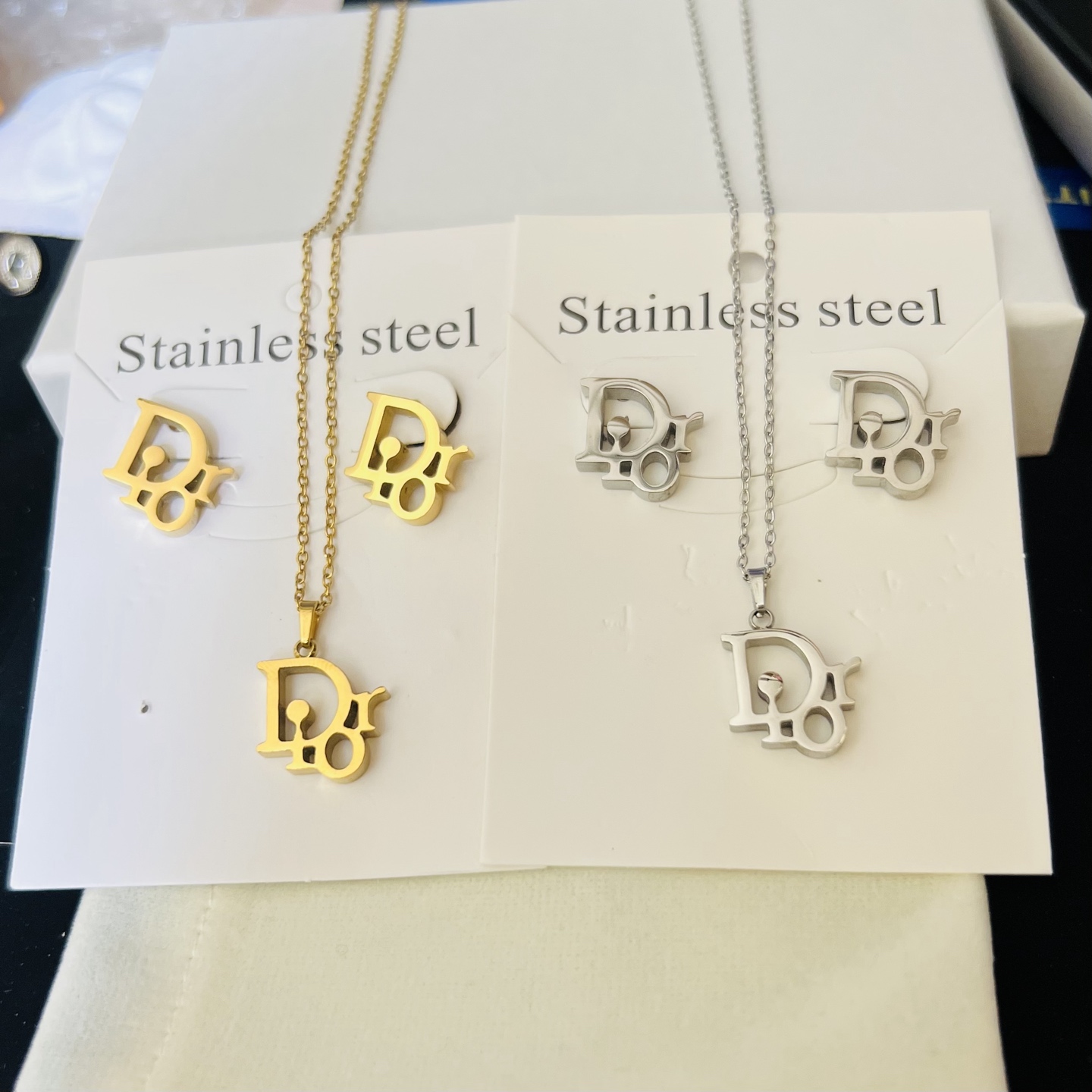 1 Set of Dior earrings and necklace
