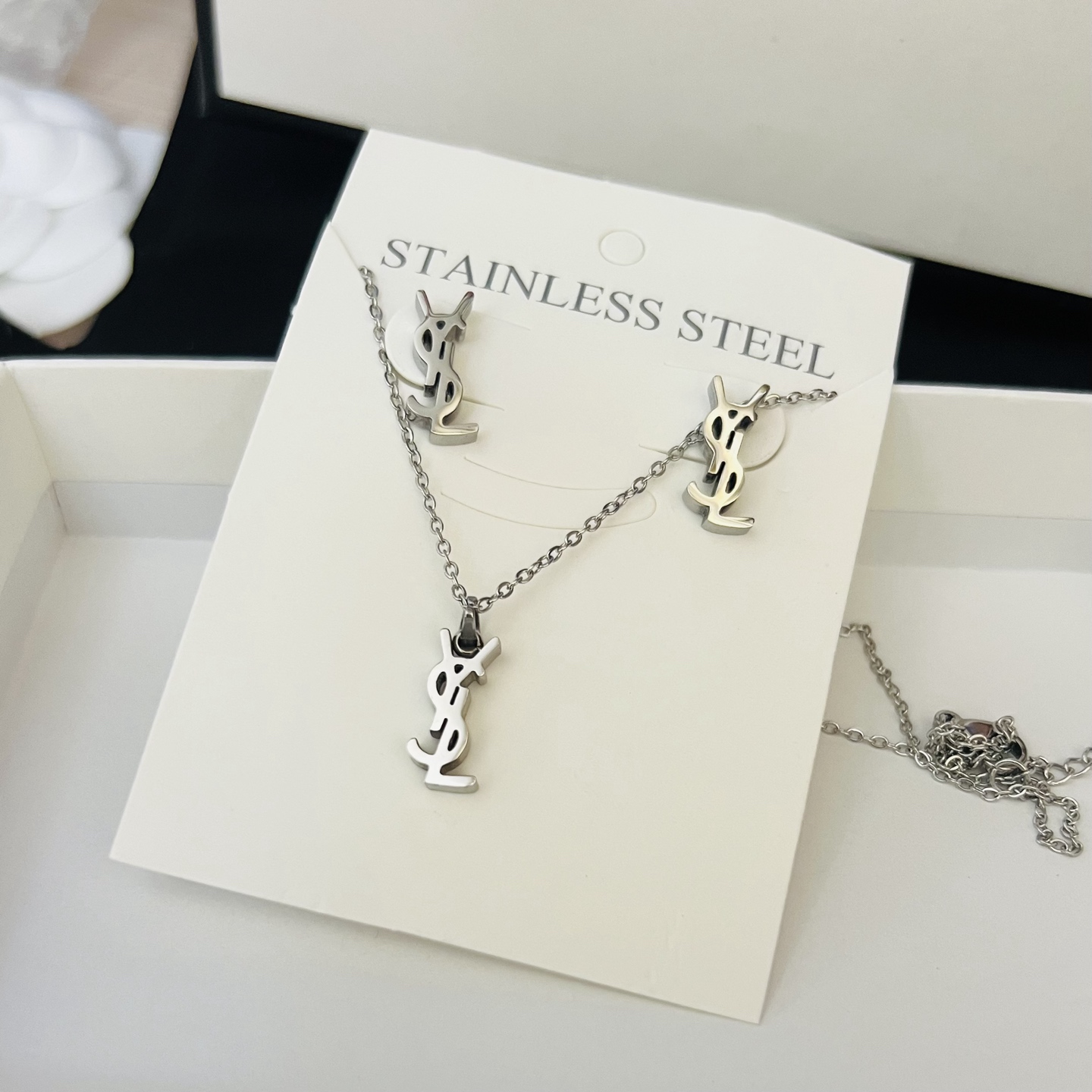 1 Set of YSL Earrings and Necklace 116483