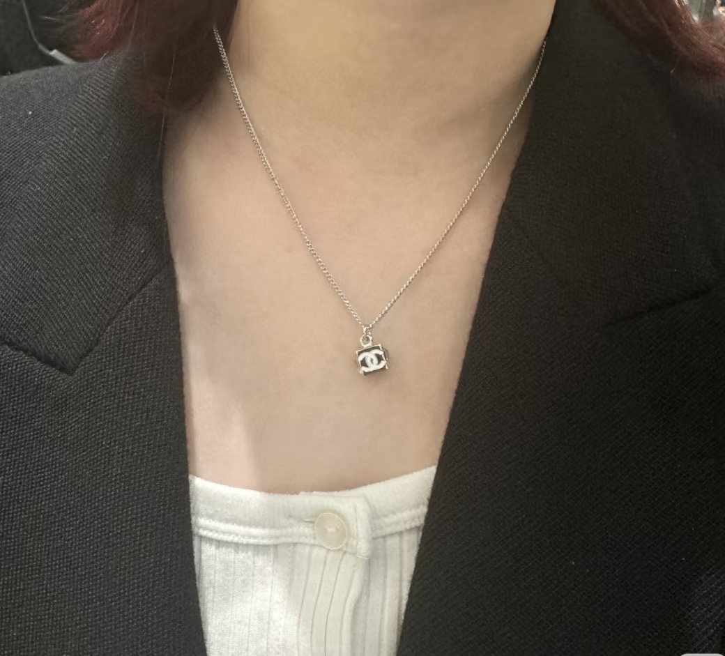 X682 Chanel square necklace