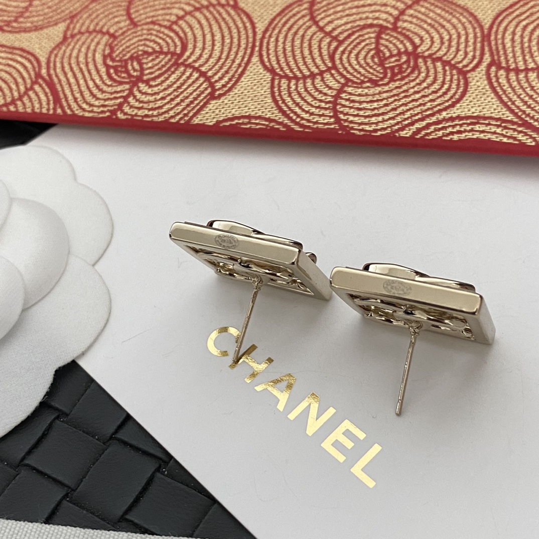 A1044 Chanel square earrings