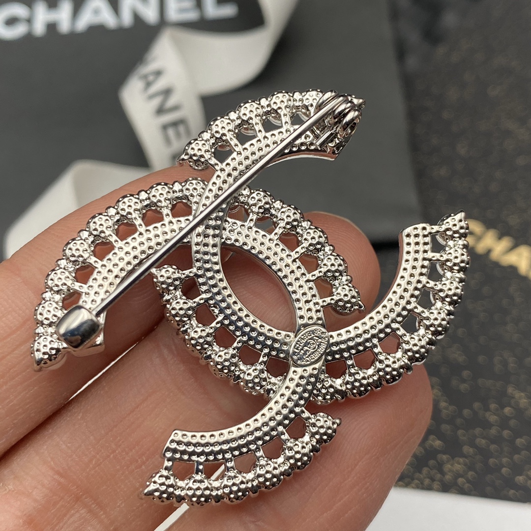 C324 Chanel cc brooch