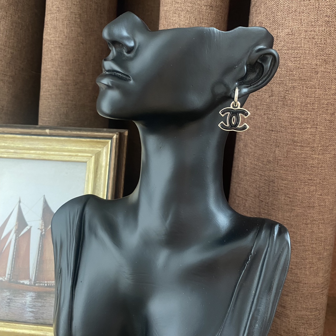E020 Chanel CC earrings